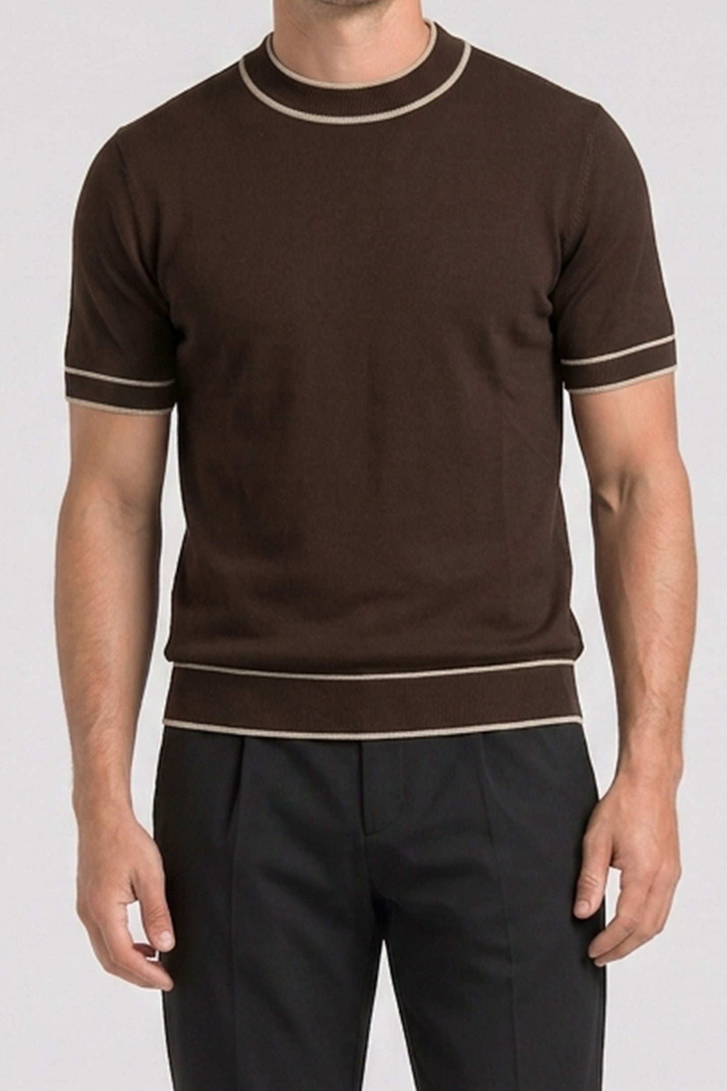 Camiseta de punto marrón para hombre, corte regular, cuello redondo con ribete en contraste.