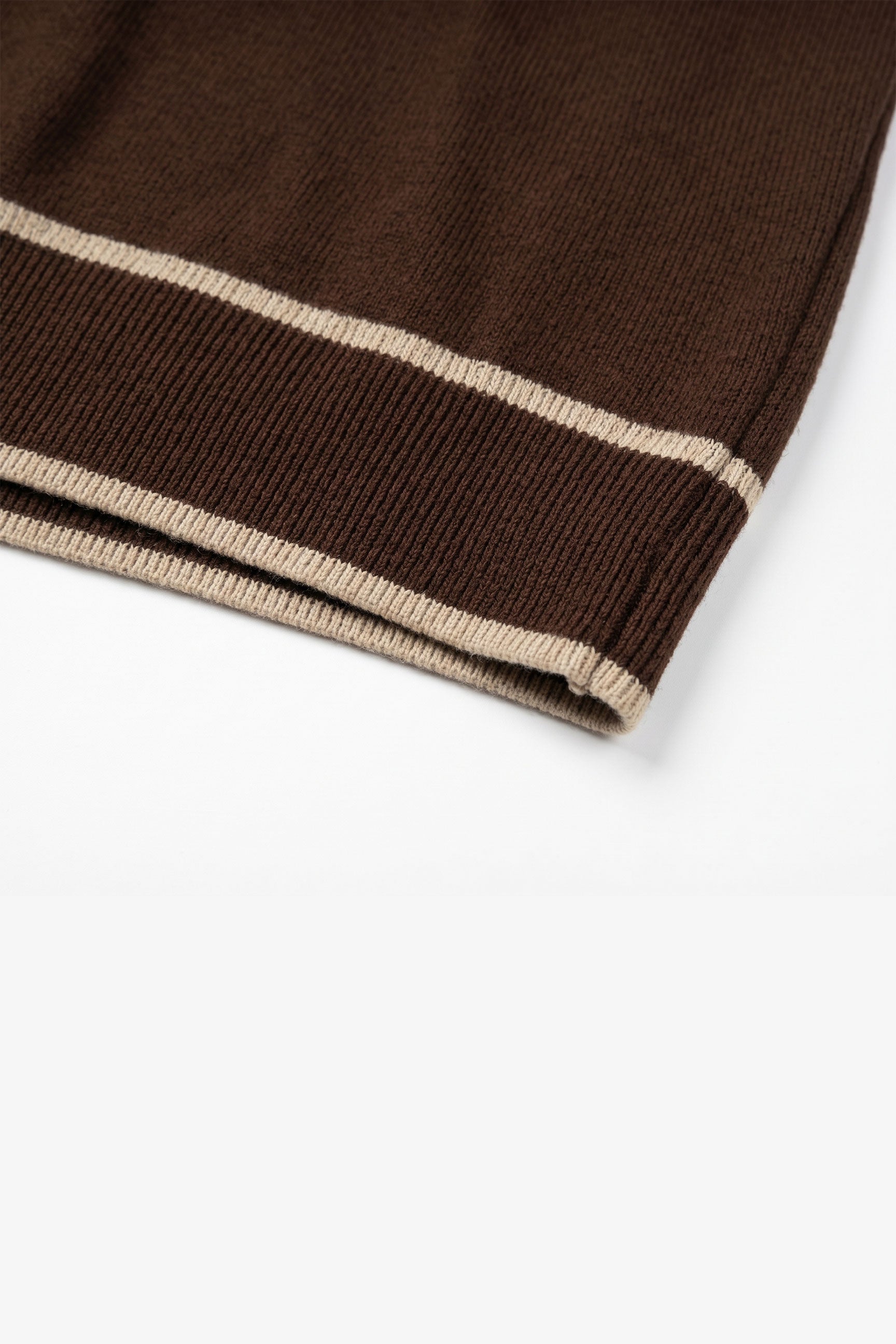 Camiseta de punto marrón para hombre, corte regular, cuello redondo con ribete en contraste.