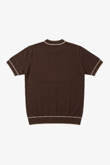 Camiseta de punto marrón para hombre, corte regular, cuello redondo con ribete en contraste.
