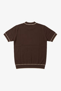 Camiseta de punto marrón para hombre, corte regular, cuello redondo con ribete en contraste.