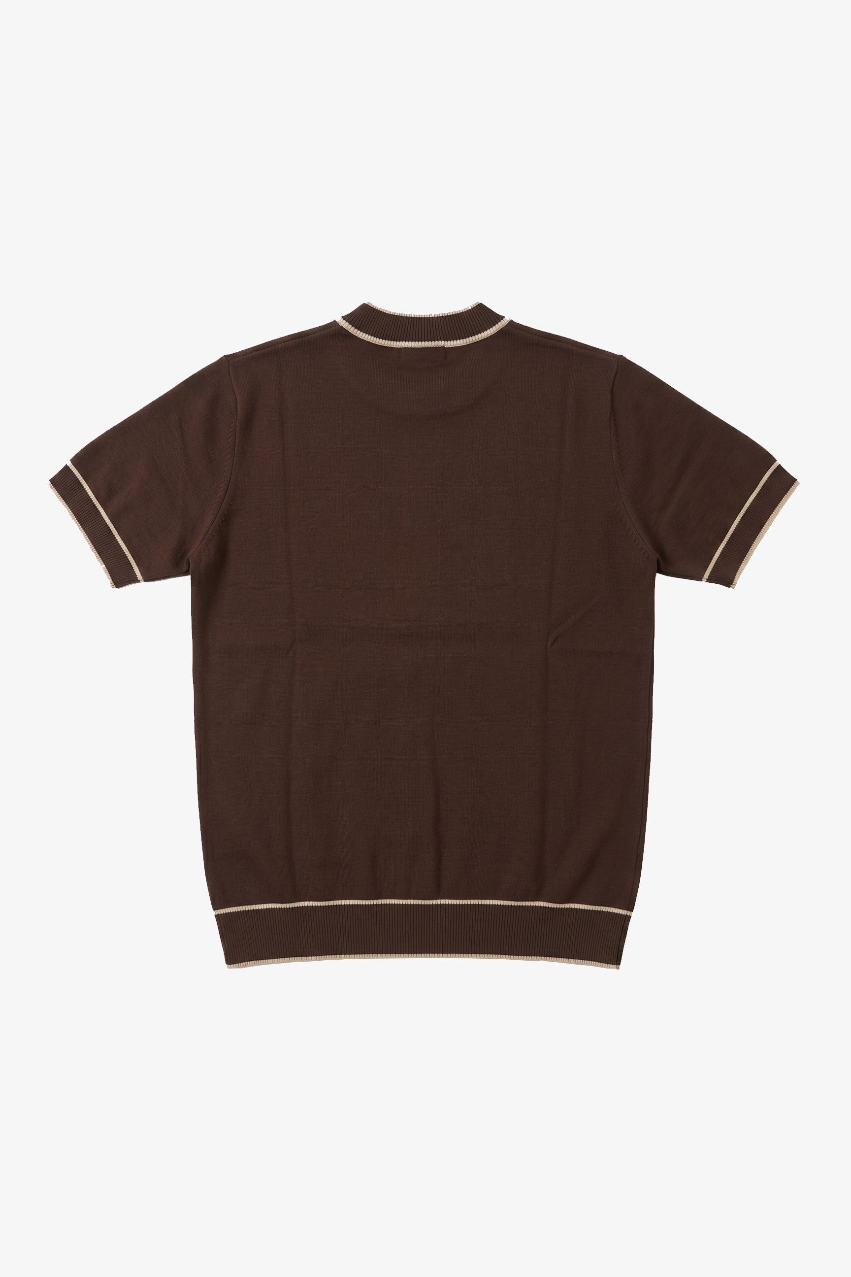 Camiseta de punto marrón para hombre, corte regular, cuello redondo con ribete en contraste.