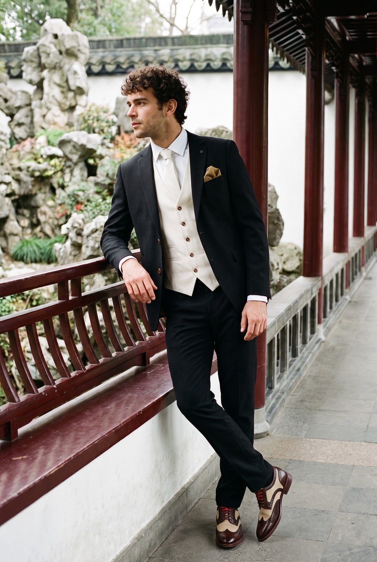 Look #1005 styled with Mayfair - Traje de hombre de 3 piezas negro con chaleco color crema