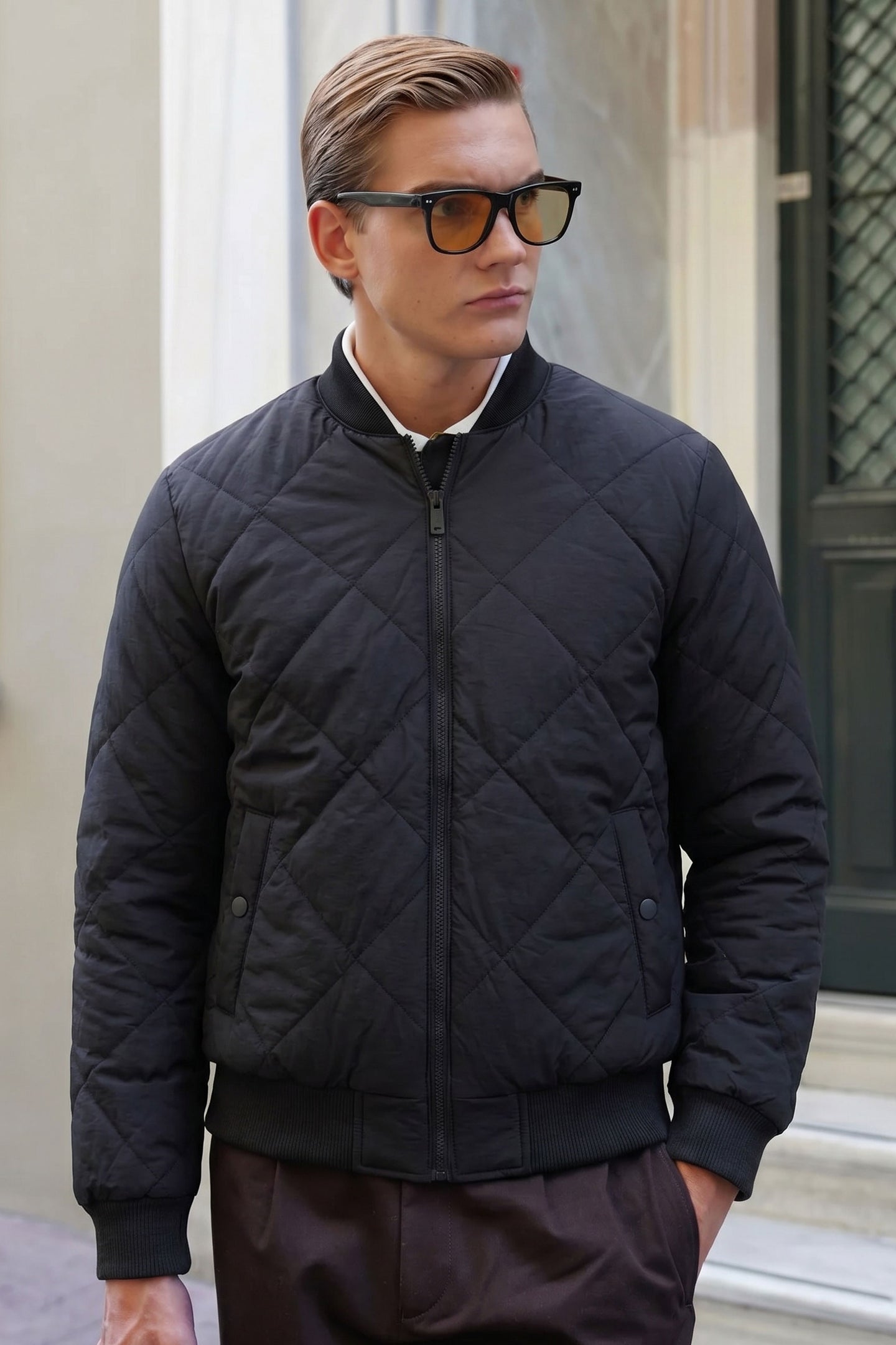 Chaqueta bomber acolchada ligera reversible 2 en 1 para hombre, color negro y beige.