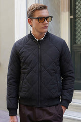 Chaqueta bomber acolchada ligera reversible 2 en 1 para hombre, color negro y beige.