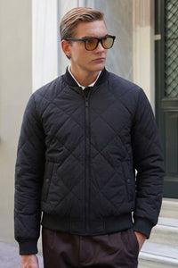 Chaqueta bomber acolchada ligera reversible 2 en 1 para hombre, color negro y beige.