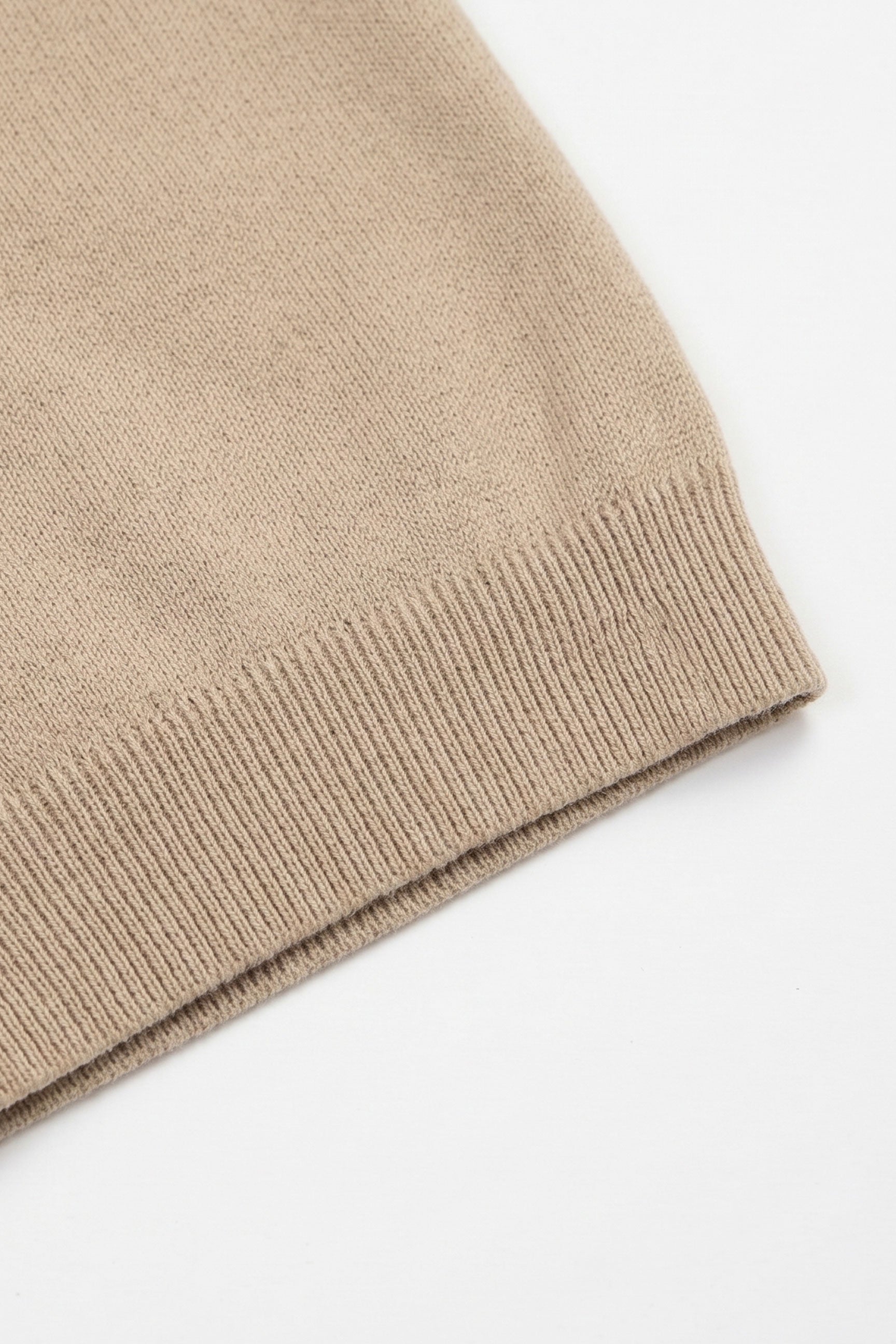 Polo de punto beige con cremallera en el cuello para hombre