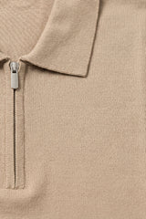 Polo de punto beige con cremallera en el cuello para hombre