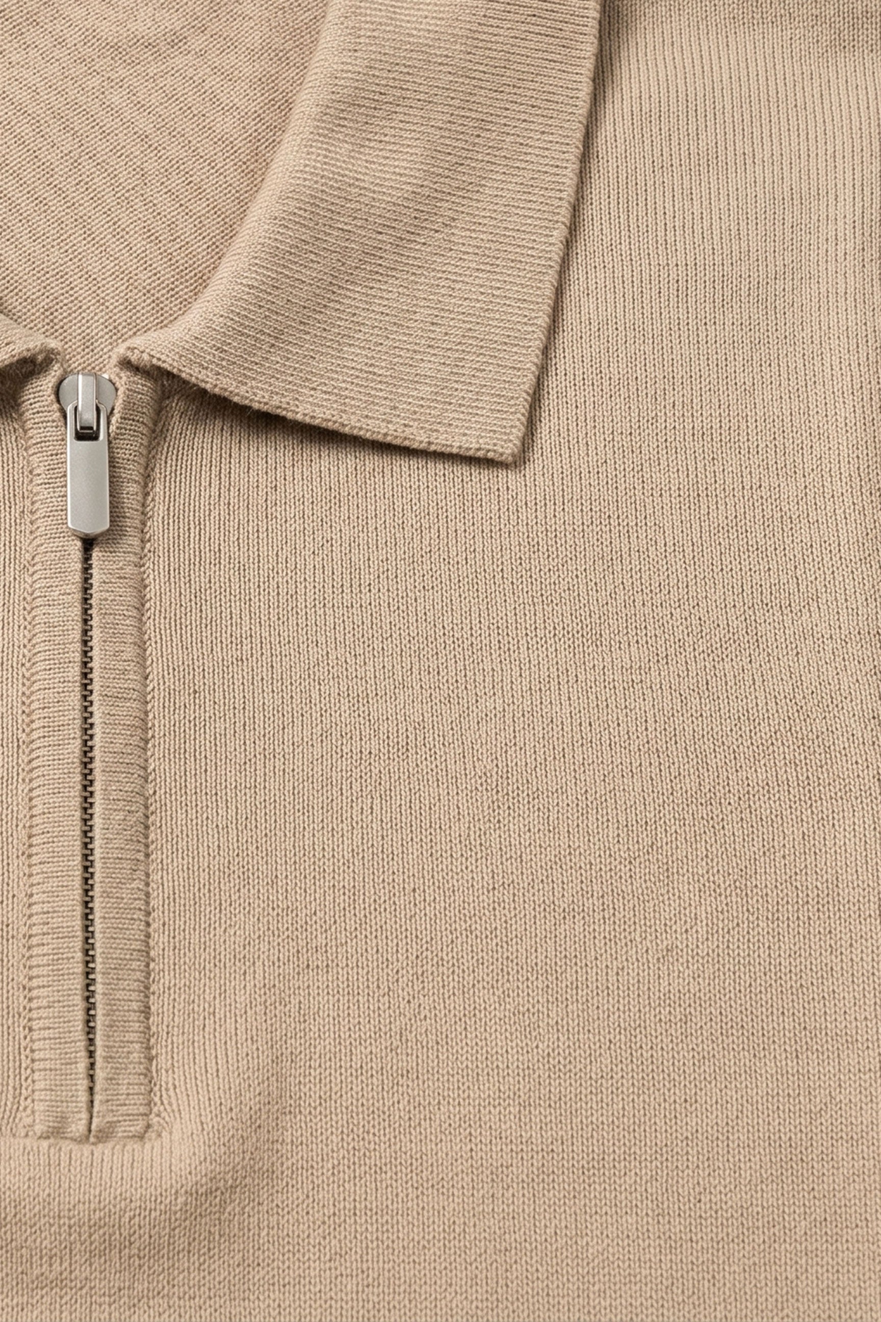 Polo de punto beige con cremallera en el cuello para hombre