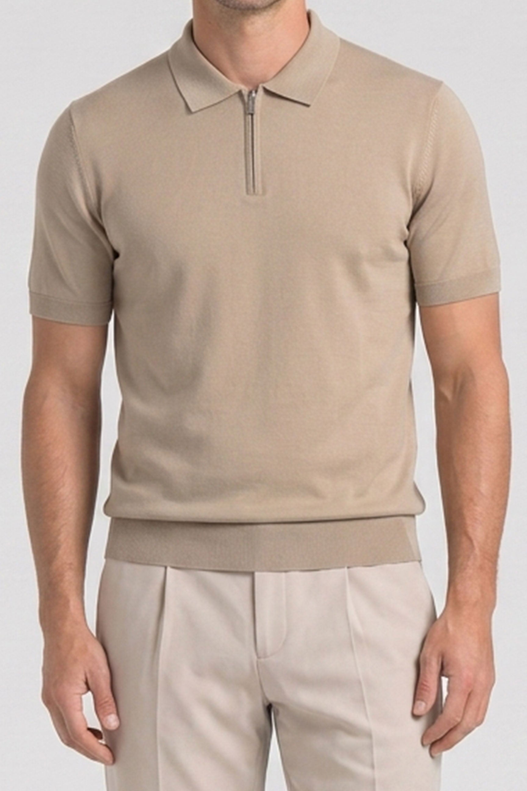 Polo de punto beige con cremallera en el cuello para hombre