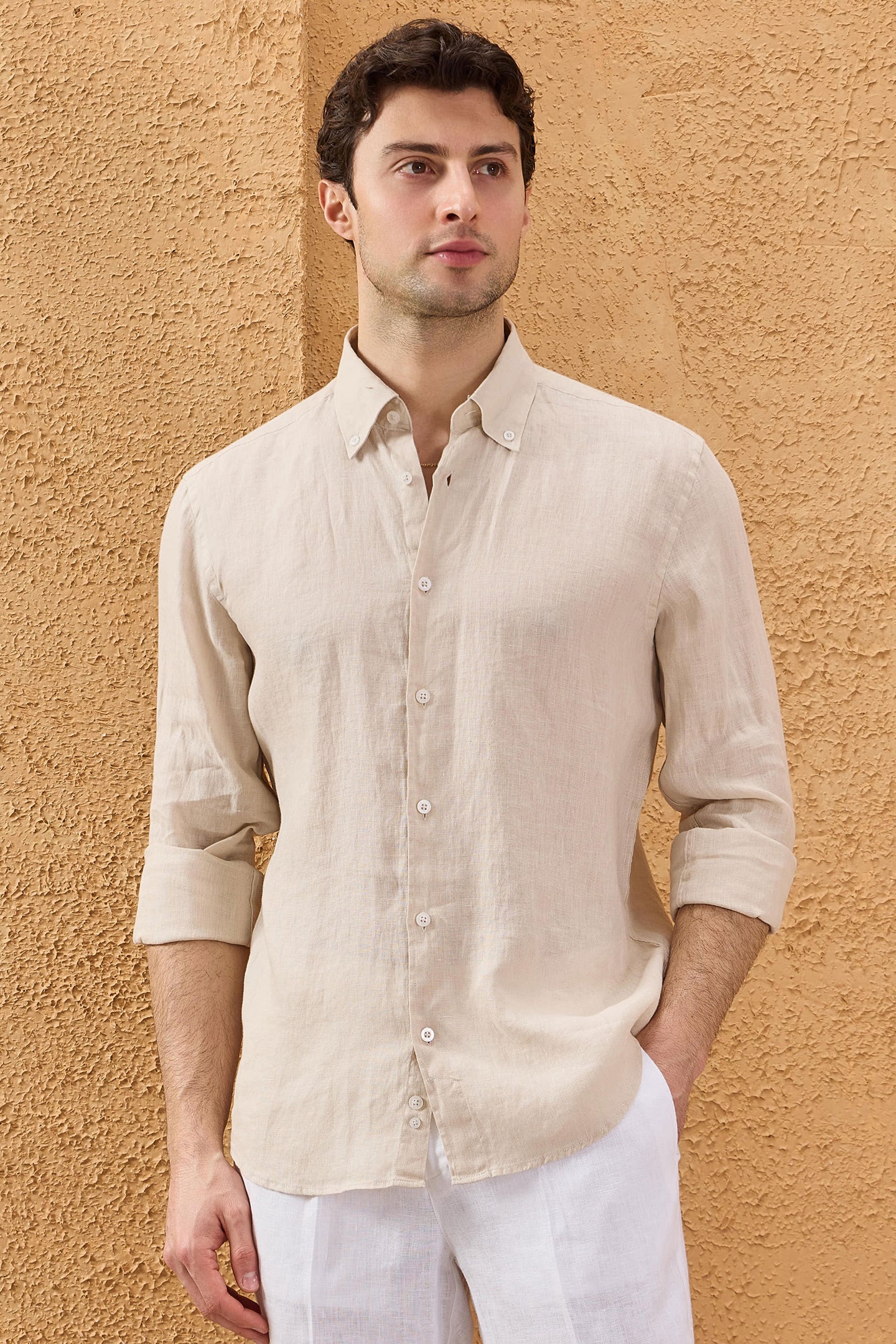 Camisa de hombre de lino puro color beige, manga larga, con botones, ideal para el verano.