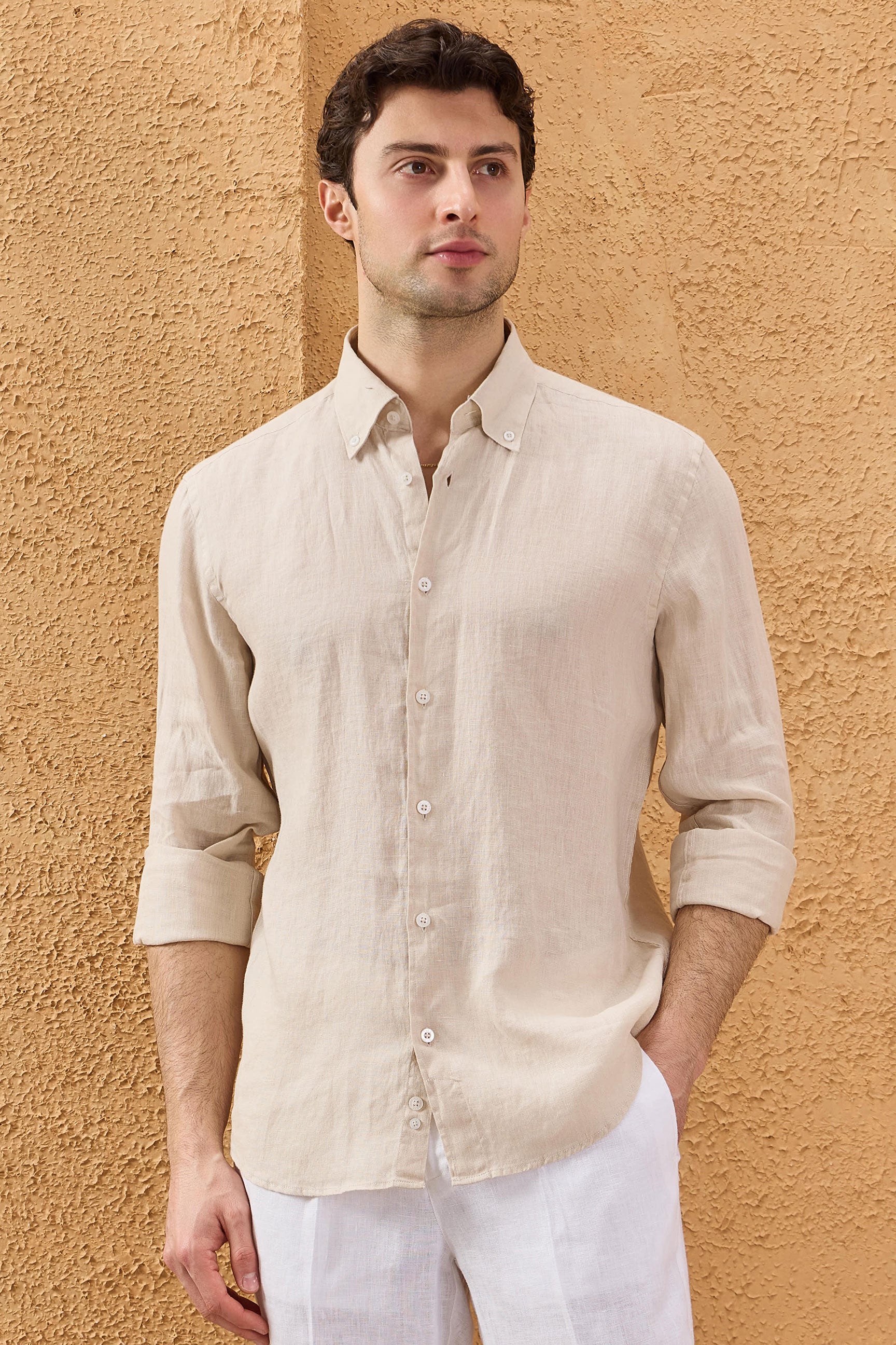 Camisa de hombre de lino puro color beige, manga larga, con botones, ideal para el verano.
