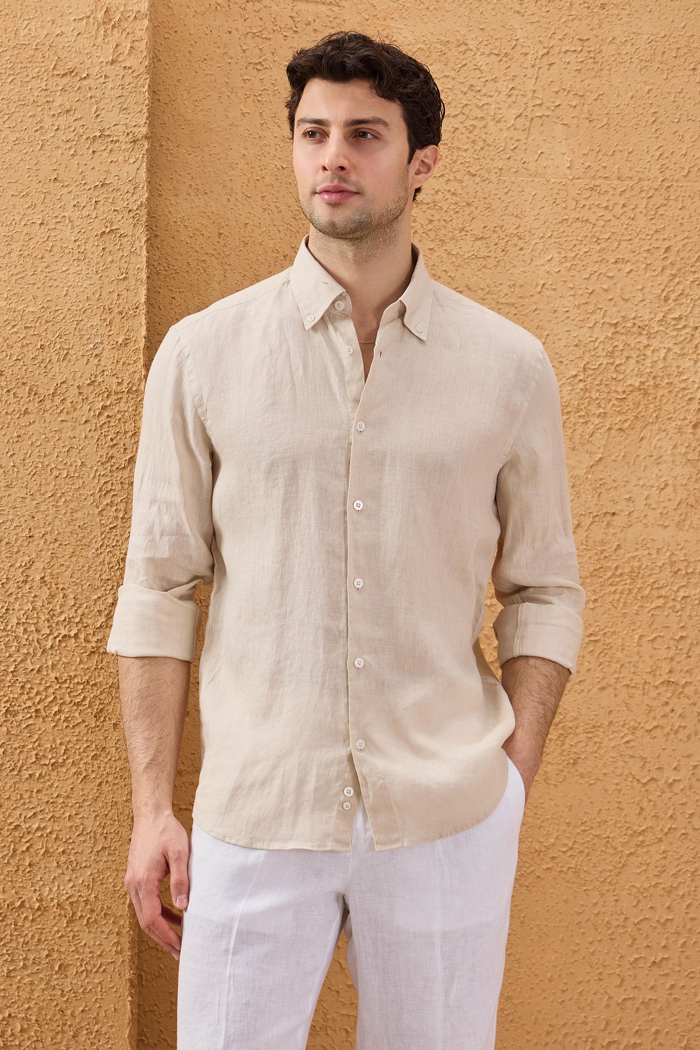Camisa de hombre de lino puro color beige, manga larga, con botones, ideal para el verano.