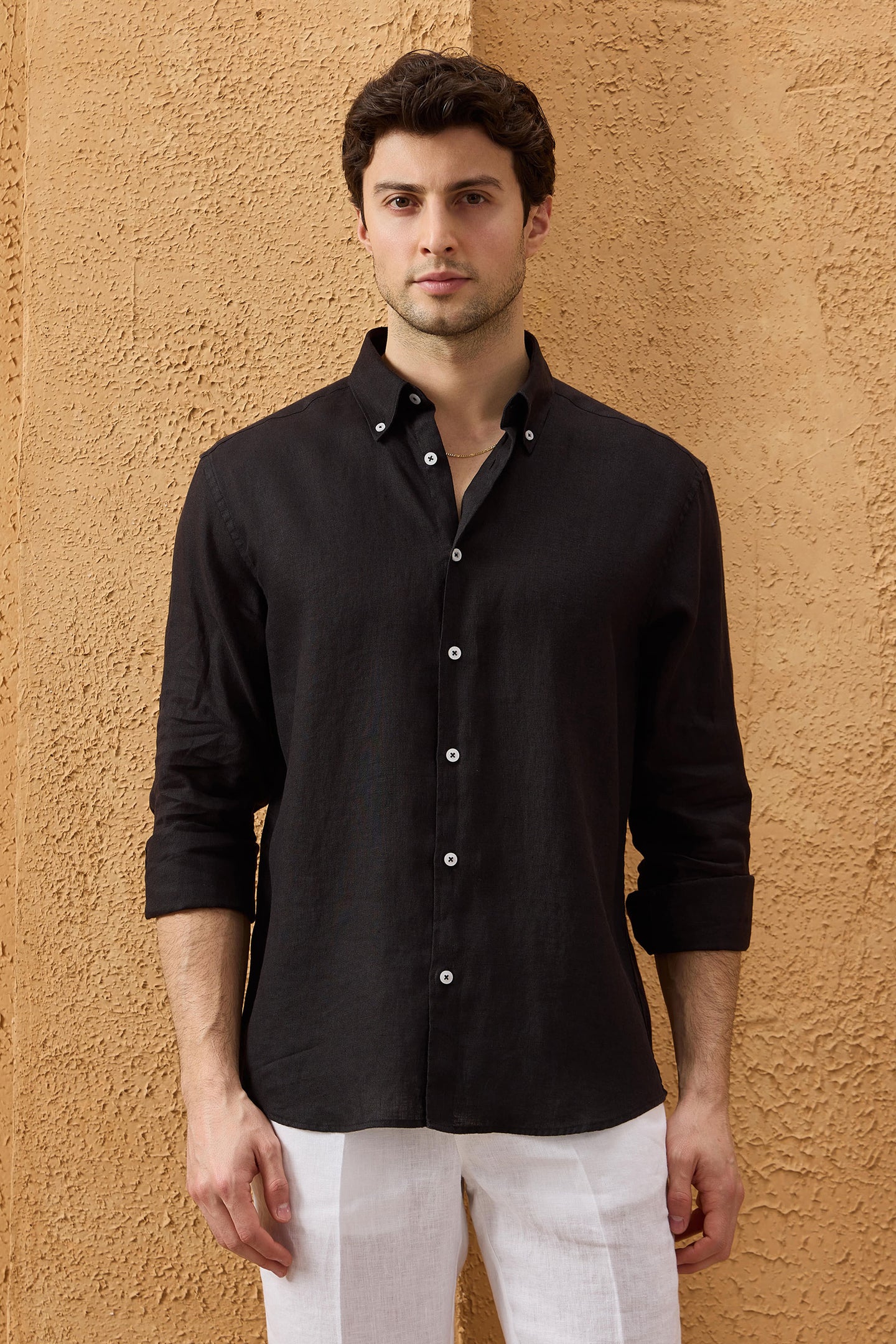 Camisa de hombre negra de lino puro, manga larga, con botones, ideal para el verano.