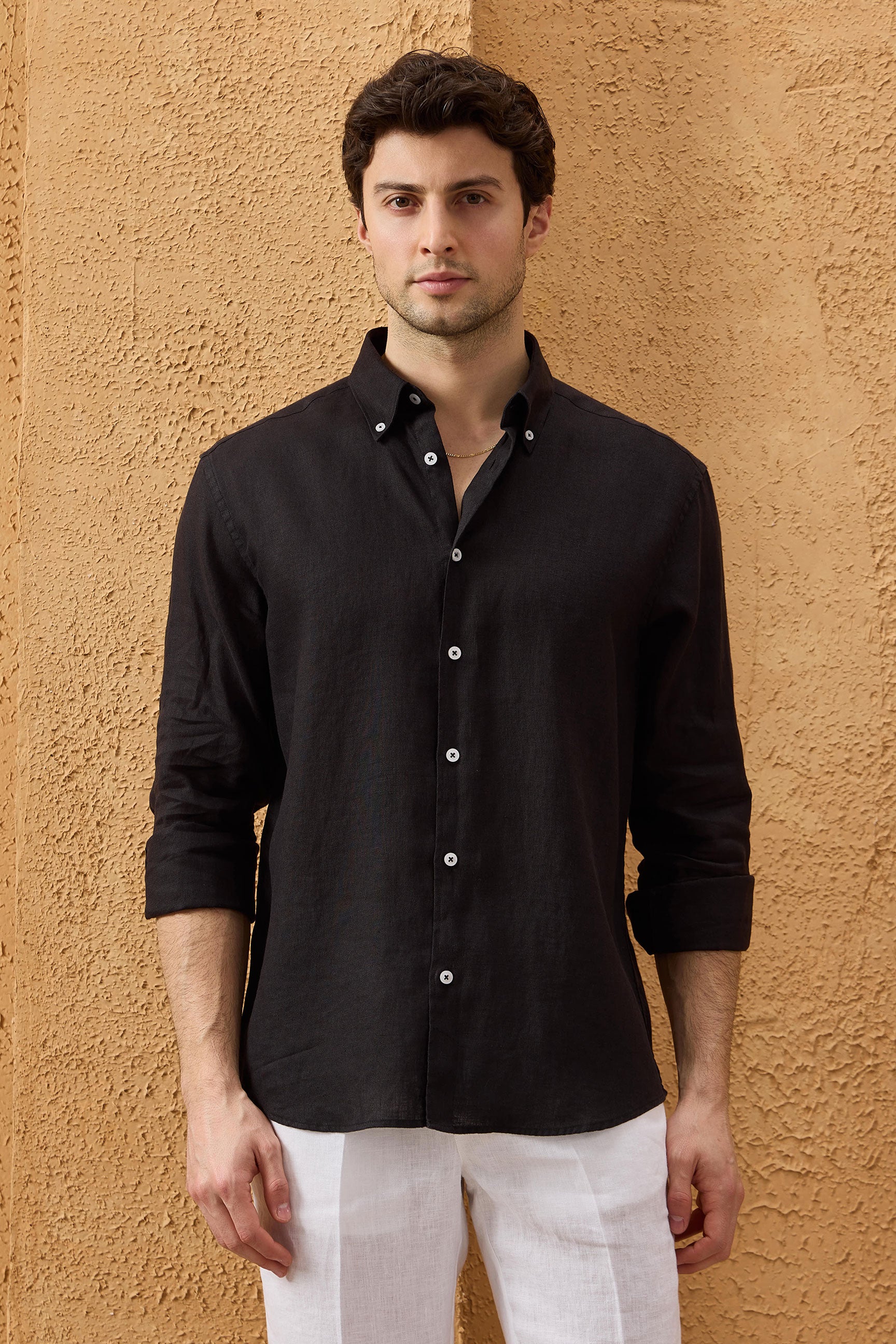 Camisa de hombre negra de lino puro, manga larga, con botones, ideal para el verano.