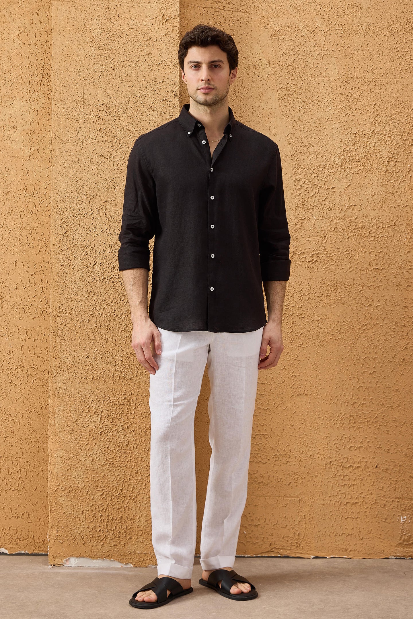 Camisa de hombre negra de lino puro, manga larga, con botones, ideal para el verano.