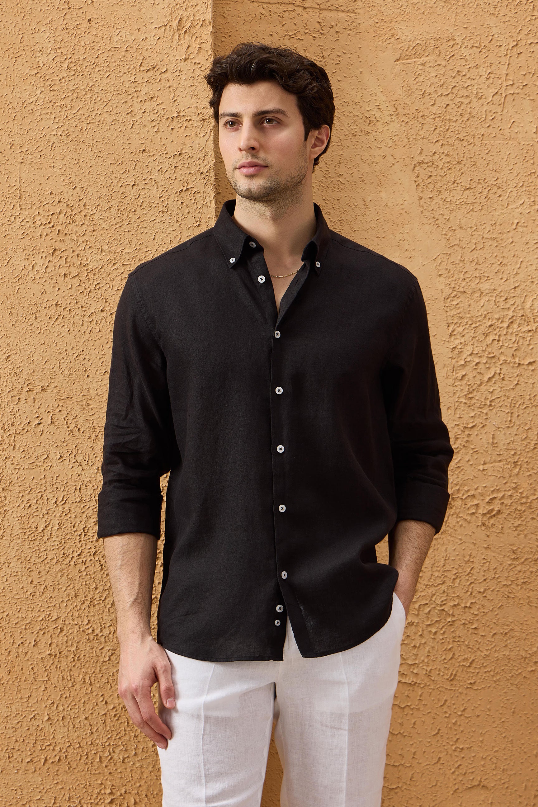 Camisa de hombre negra de lino puro, manga larga, con botones, ideal para el verano.