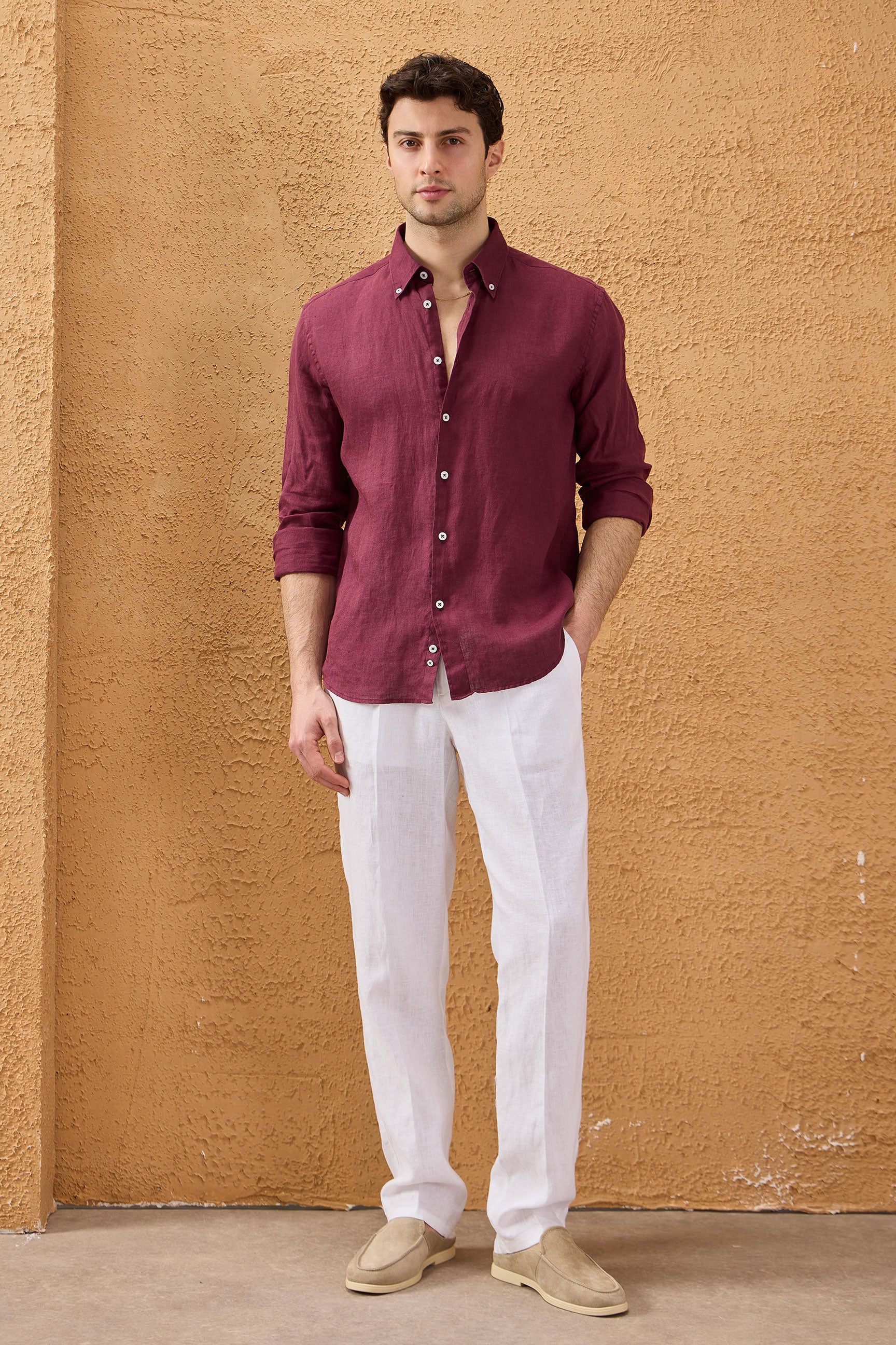 Camisa de hombre color burdeos de lino puro, manga larga, con botones, ideal para el verano.