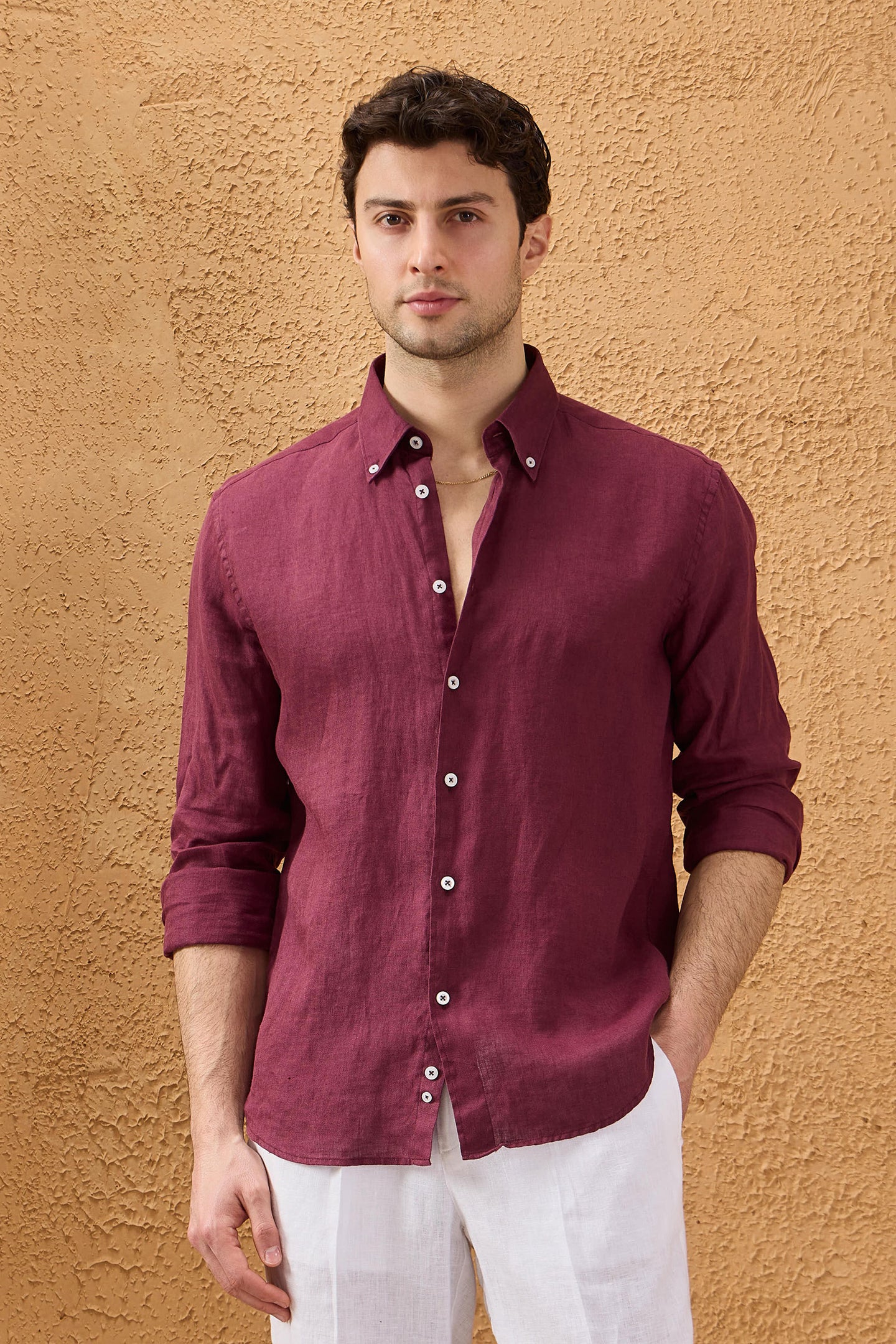 Camisa de hombre color burdeos de lino puro, manga larga, con botones, ideal para el verano.
