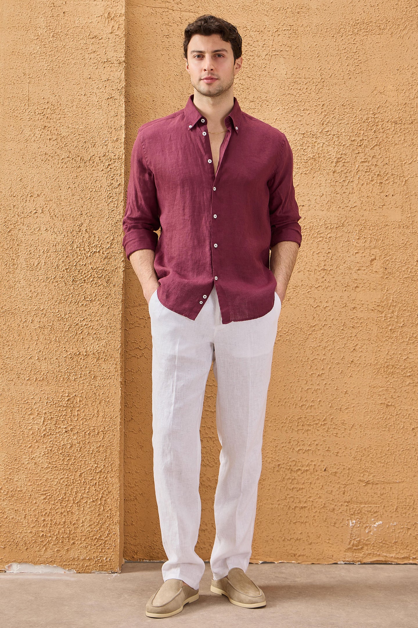 Camisa de hombre color burdeos de lino puro, manga larga, con botones, ideal para el verano.