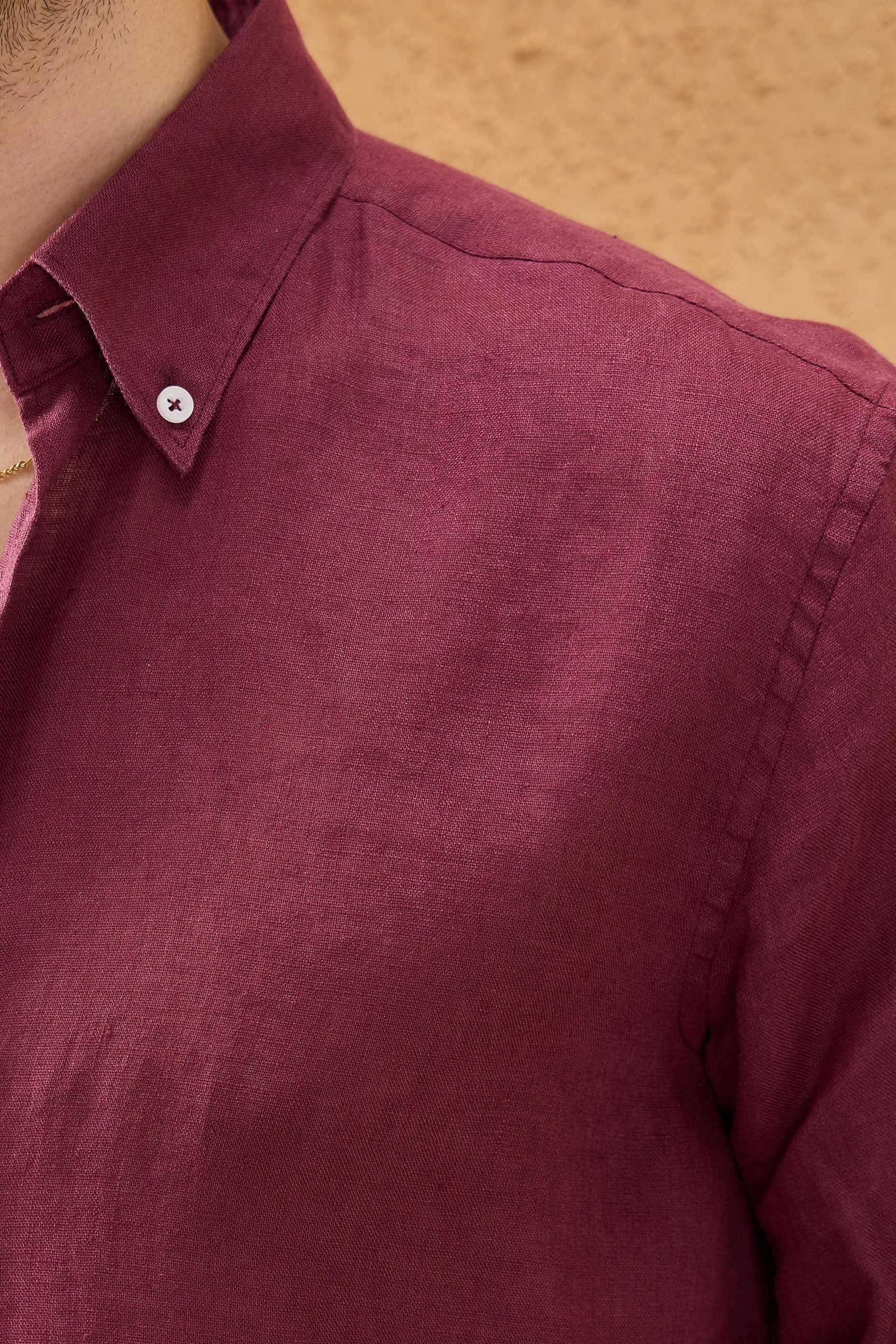 Camisa de hombre color burdeos de lino puro, manga larga, con botones, ideal para el verano.
