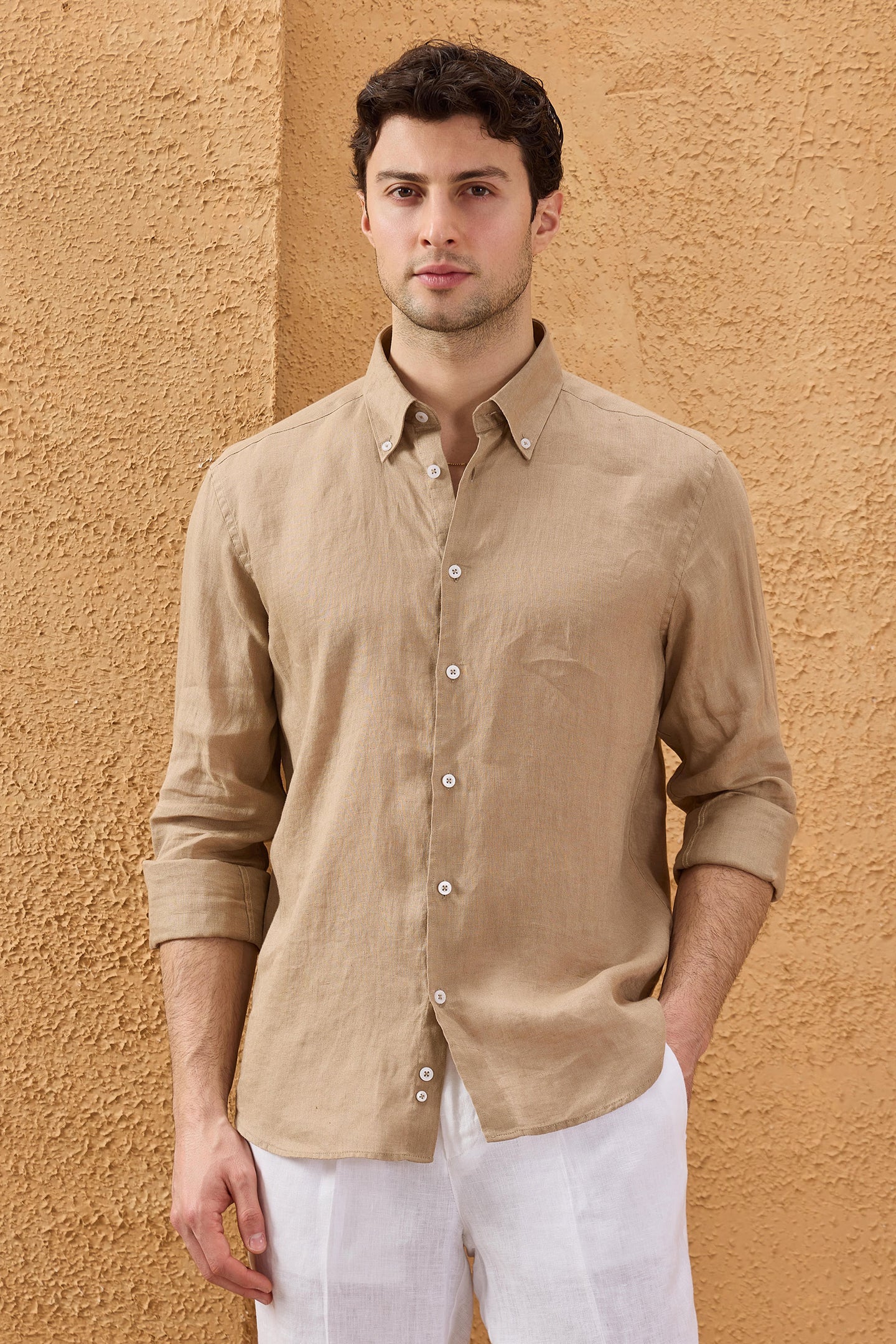 Camisa de hombre de lino puro color marrón camel, manga larga, con botones, ideal para el verano.