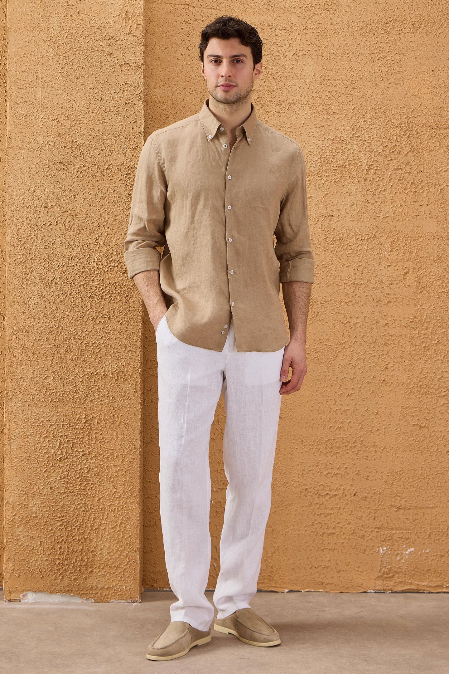 Camisa de hombre de lino puro color marrón camel, manga larga, con botones, ideal para el verano.