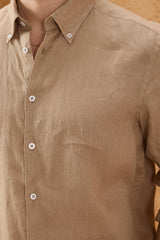 Camisa de hombre de lino puro color marrón camel, manga larga, con botones, ideal para el verano.