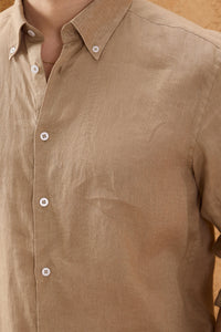 Camisa de hombre de lino puro color marrón camel, manga larga, con botones, ideal para el verano.