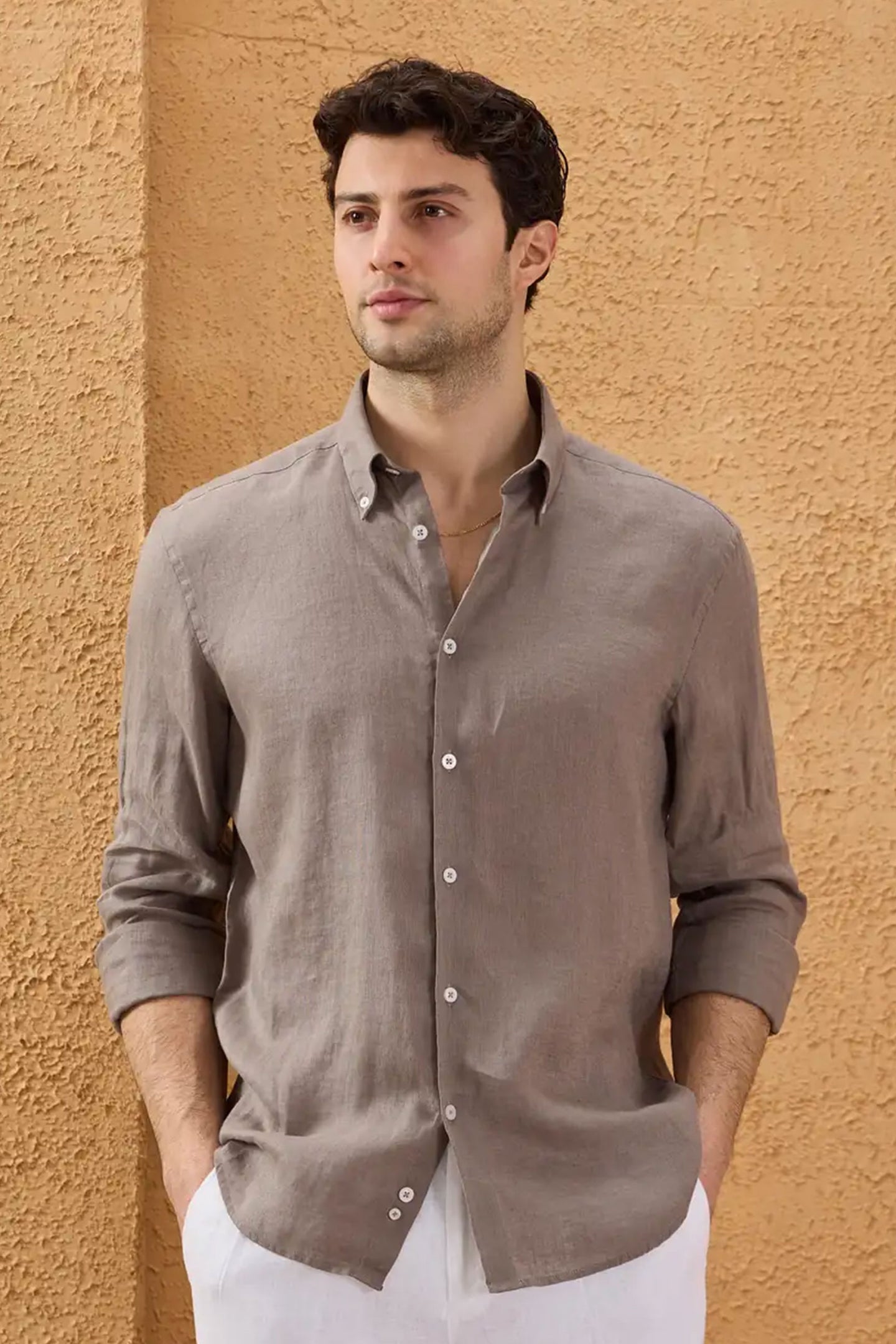 Camisa de hombre de lino puro color marrón claro, manga larga, con botones, ideal para el verano.