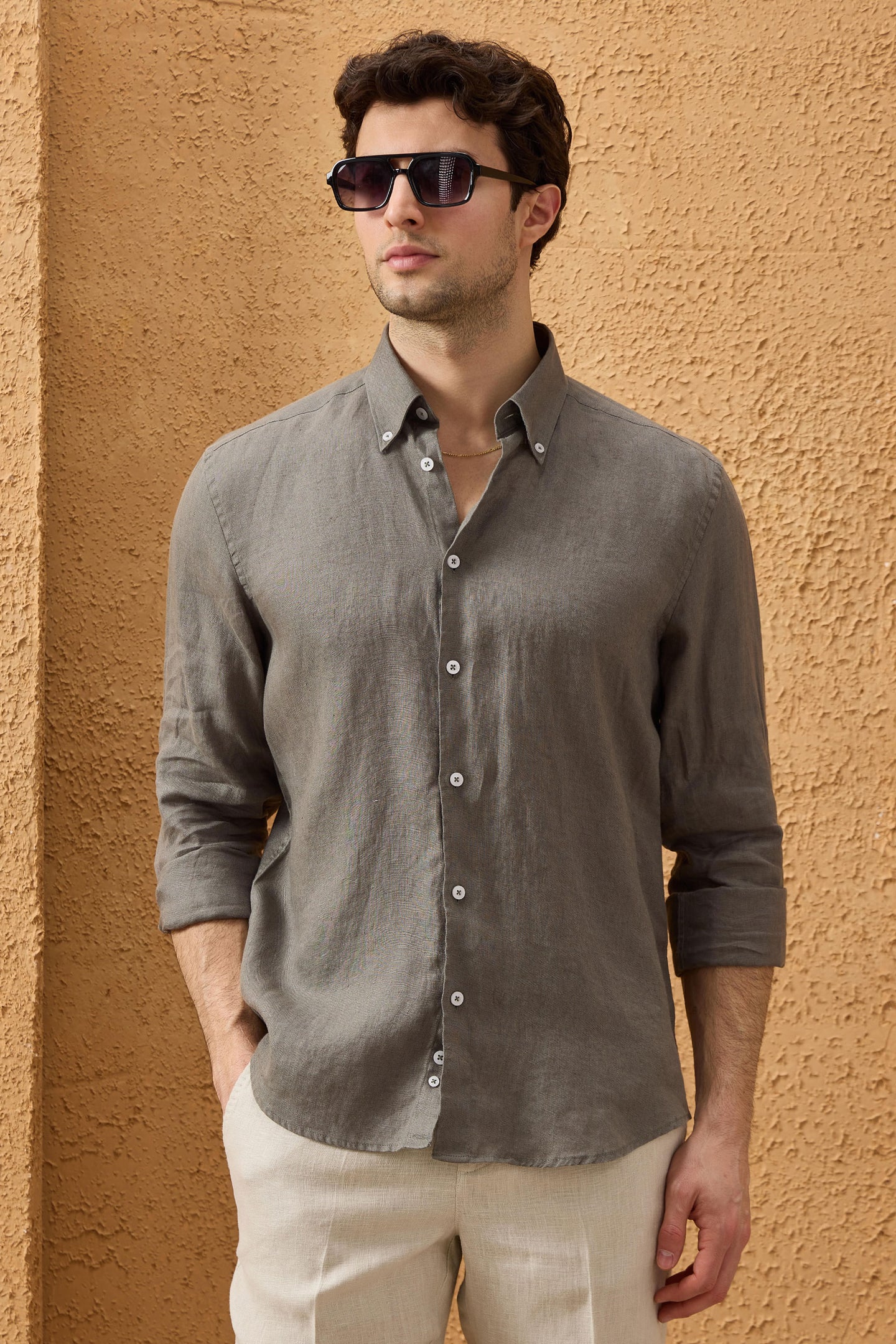 Camisa de hombre color caqui de lino puro, manga larga, con botones, ideal para el verano.