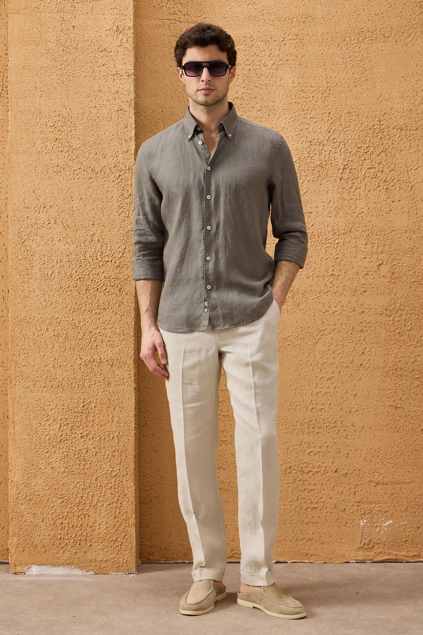 Camisa de hombre color caqui de lino puro, manga larga, con botones, ideal para el verano.