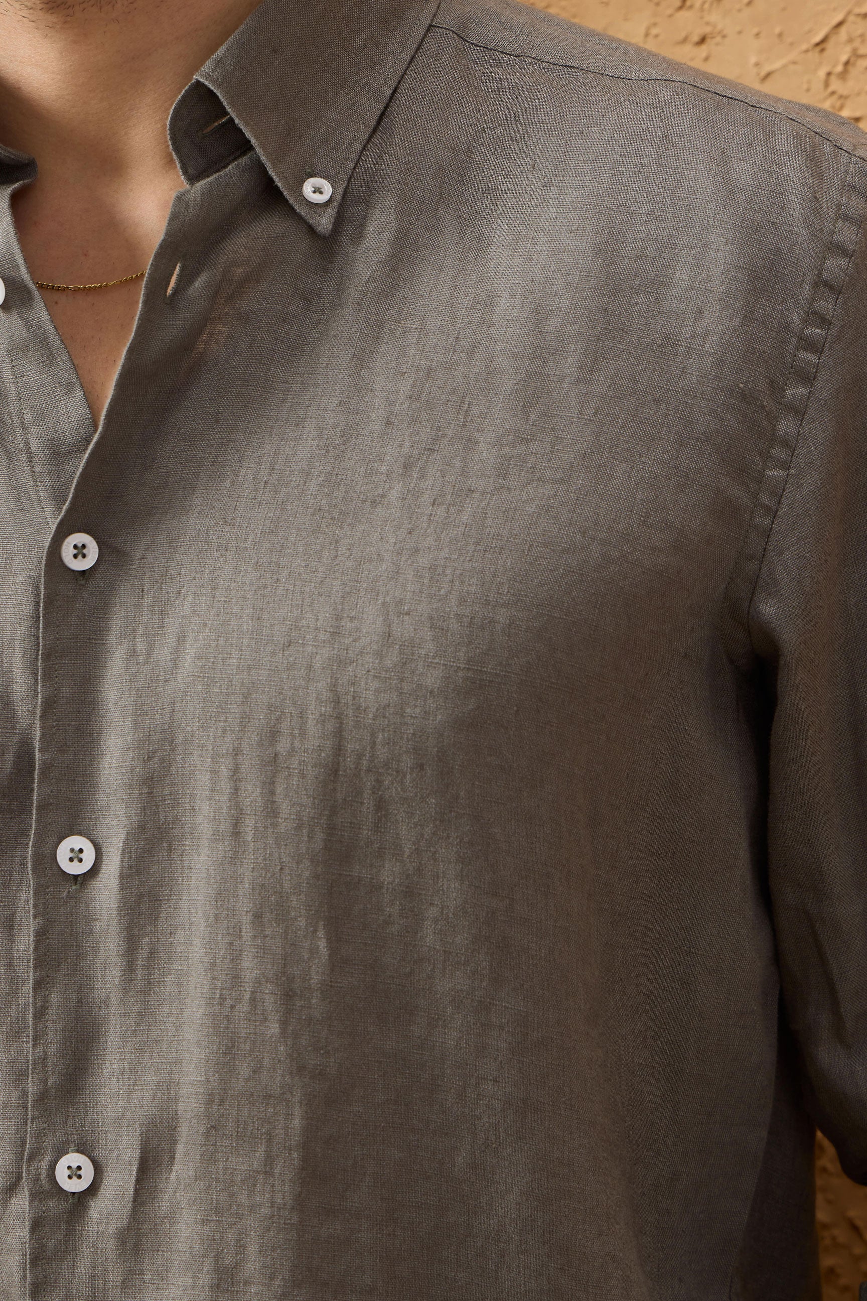 Camisa de hombre color caqui de lino puro, manga larga, con botones, ideal para el verano.