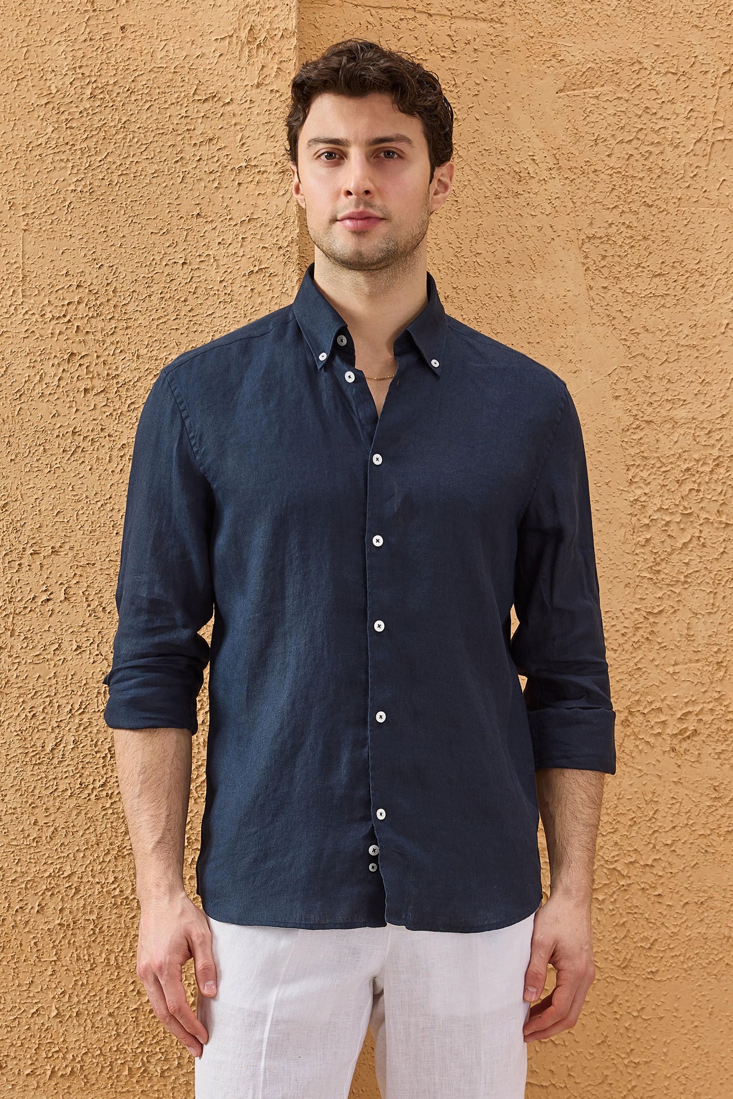 Camisa de hombre azul marino de lino puro, manga larga, con botones, ideal para el verano.