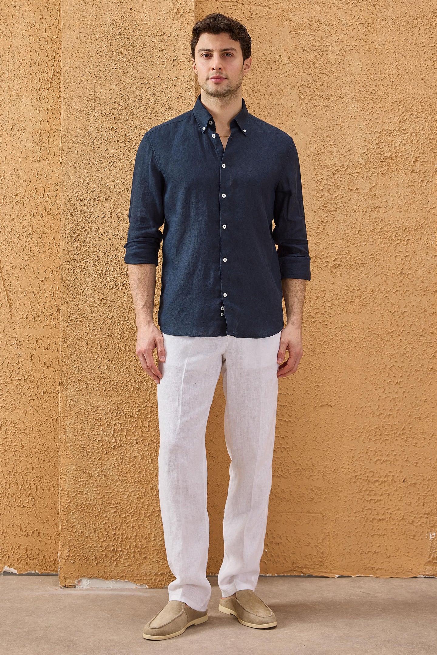 Camisa de hombre azul marino de lino puro, manga larga, con botones, ideal para el verano.