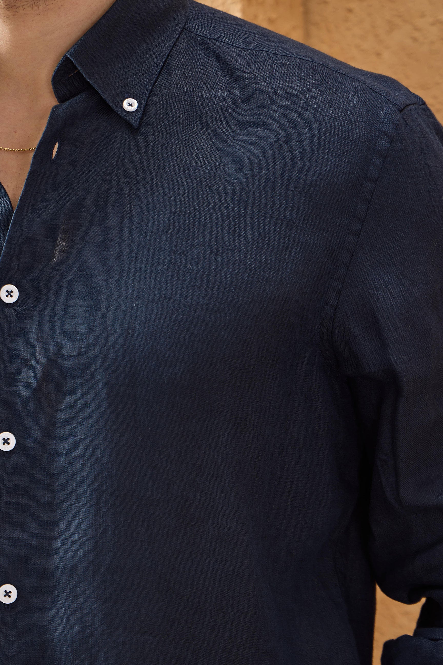 Camisa de hombre azul marino de lino puro, manga larga, con botones, ideal para el verano.