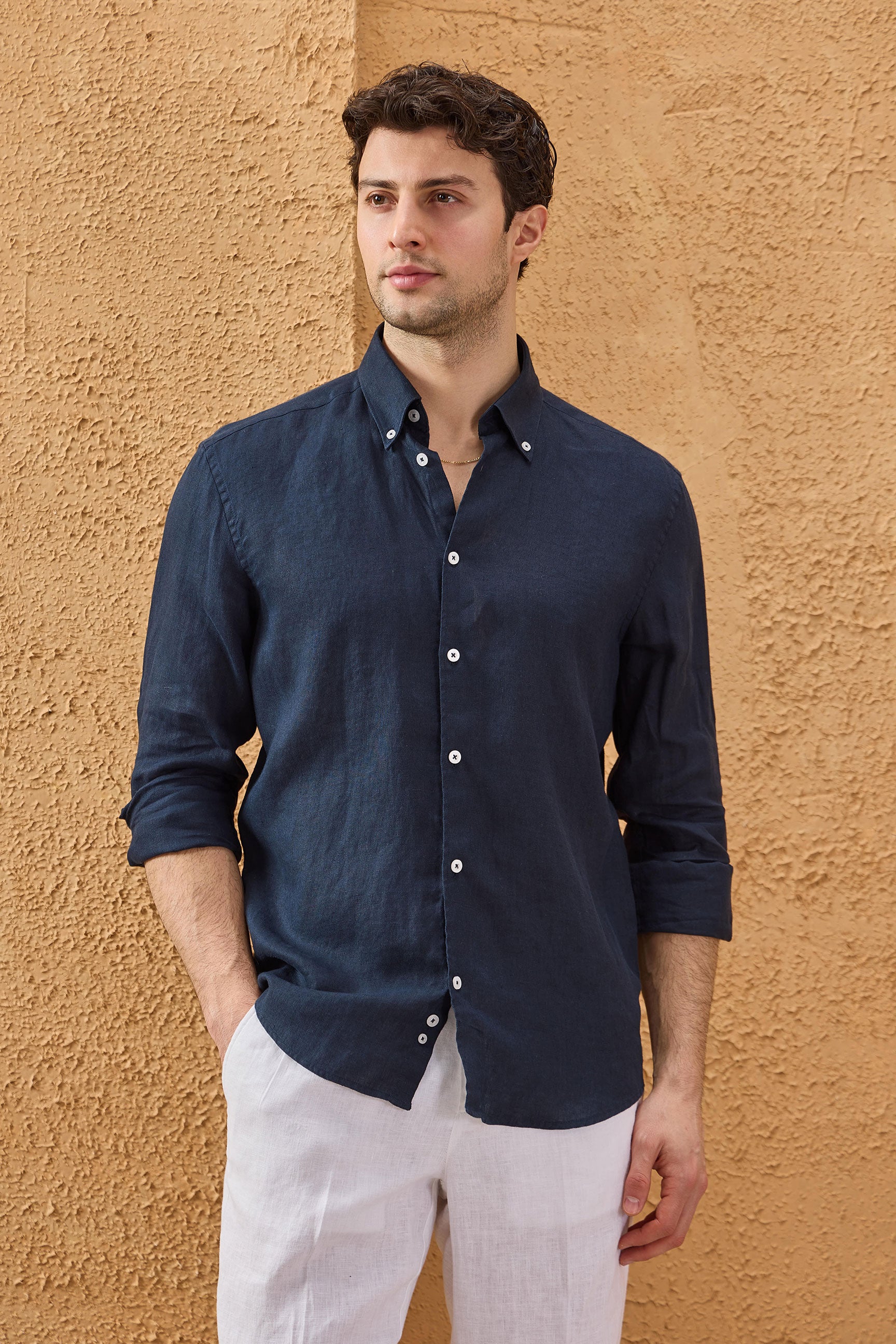 Camisa de hombre azul marino de lino puro, manga larga, con botones, ideal para el verano.