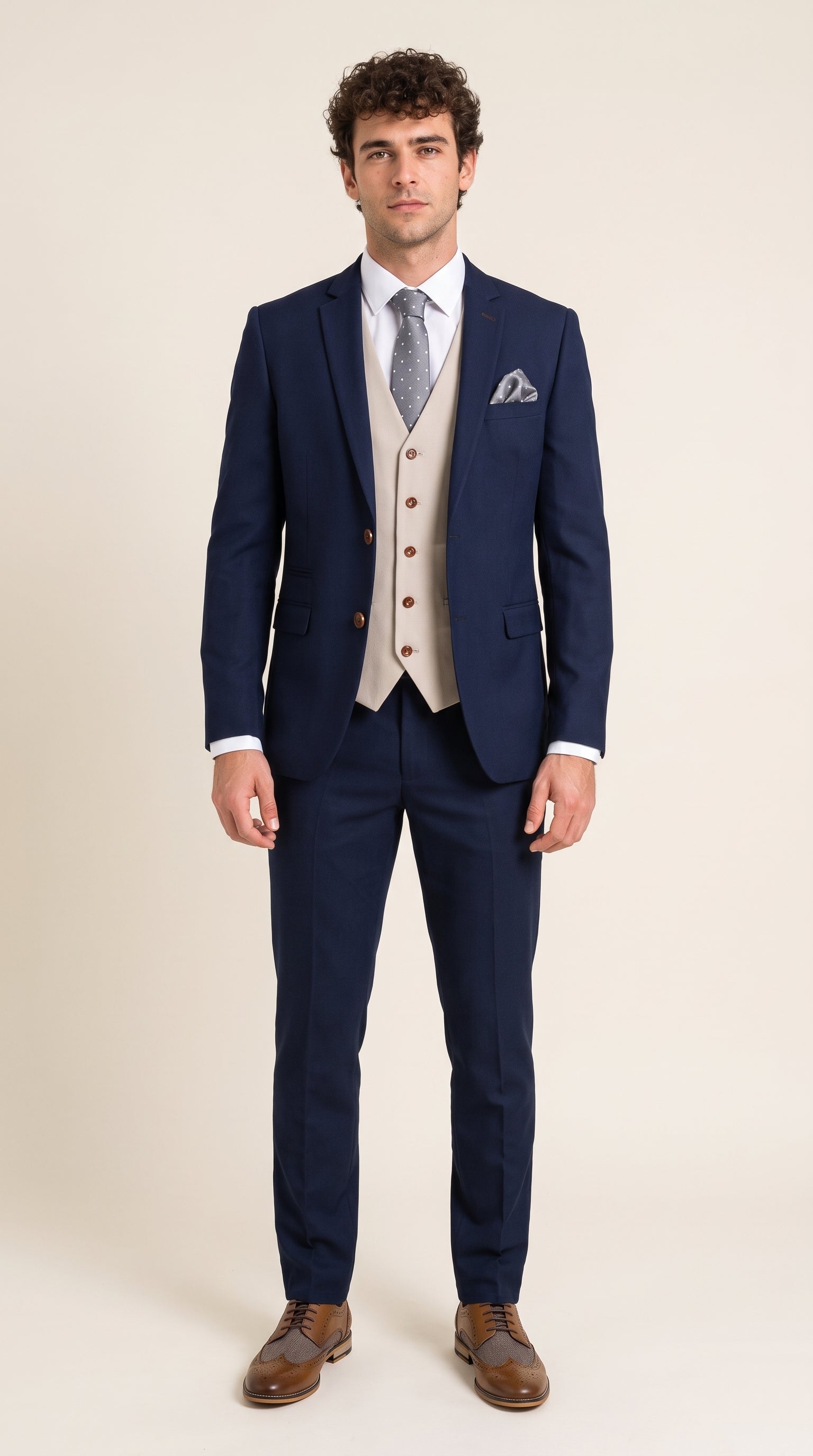 Look #395 styled with Mayfair - Traje de tres piezas azul marino para hombre con chaleco color crema