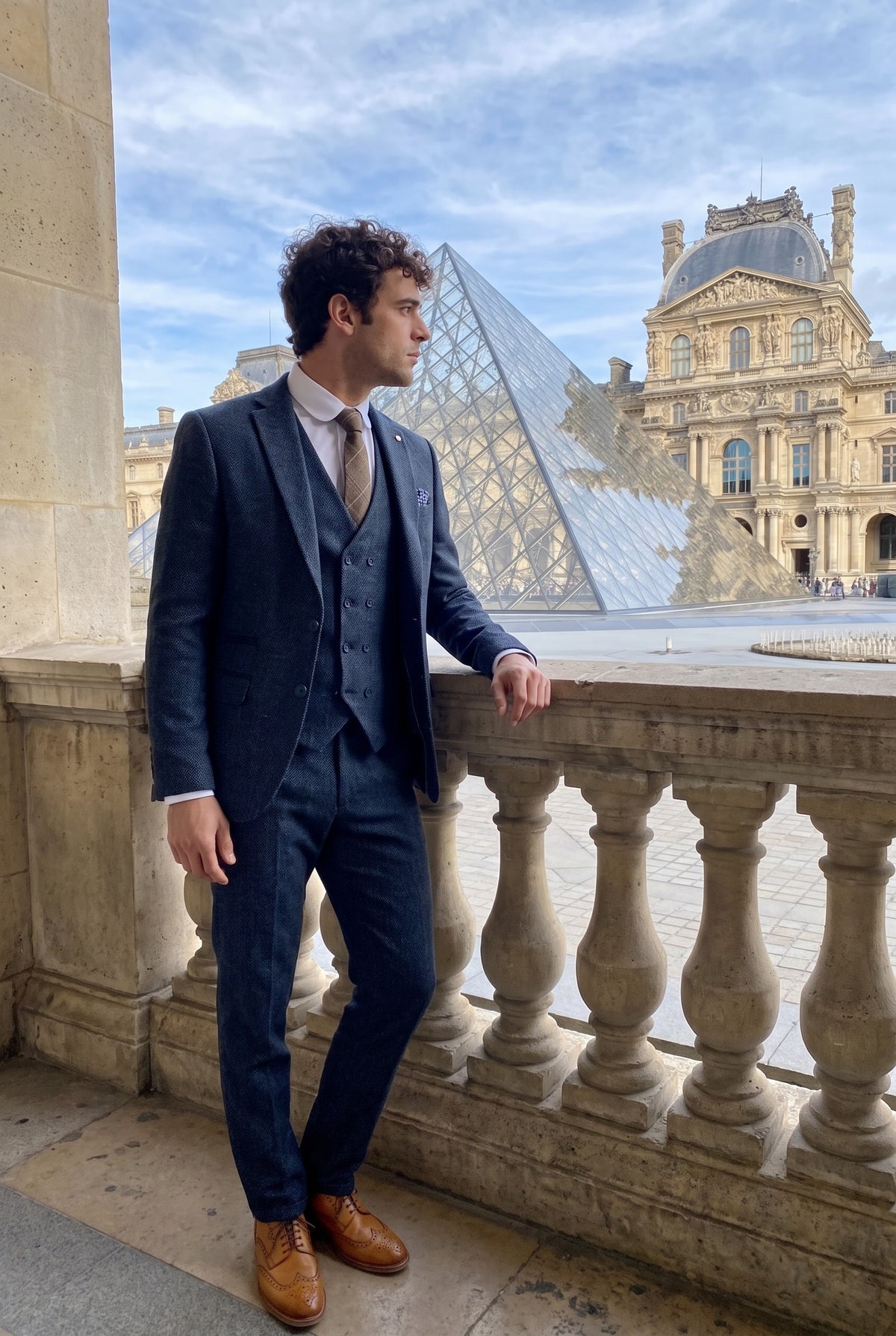 Look #380 styled with Traje de hombre de 3 piezas azul marino con chaleco cruzado.