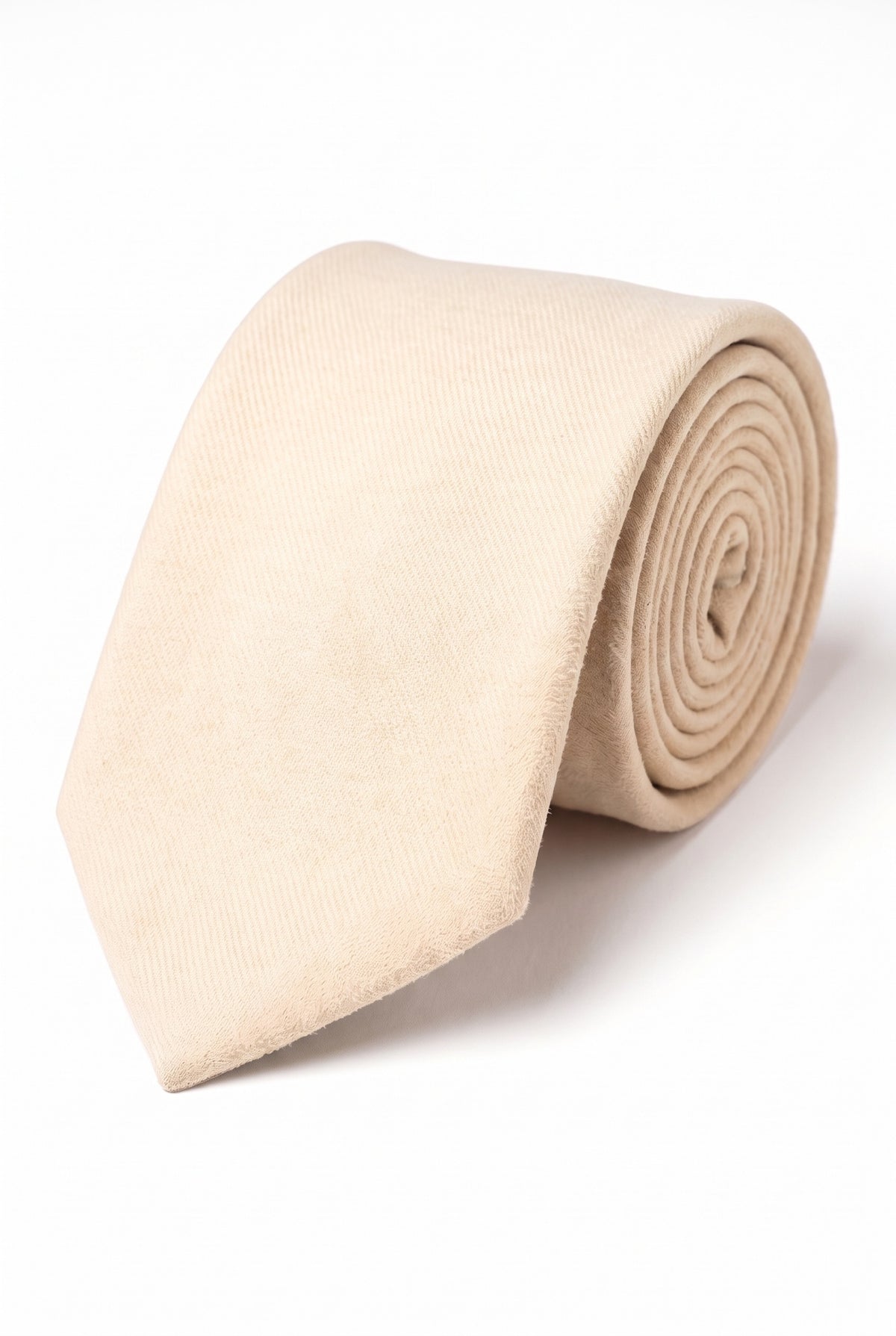 Corbata de hombre color crema con acabado de ante.
