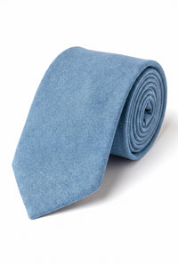 Corbata de hombre azul claro con acabado de ante.