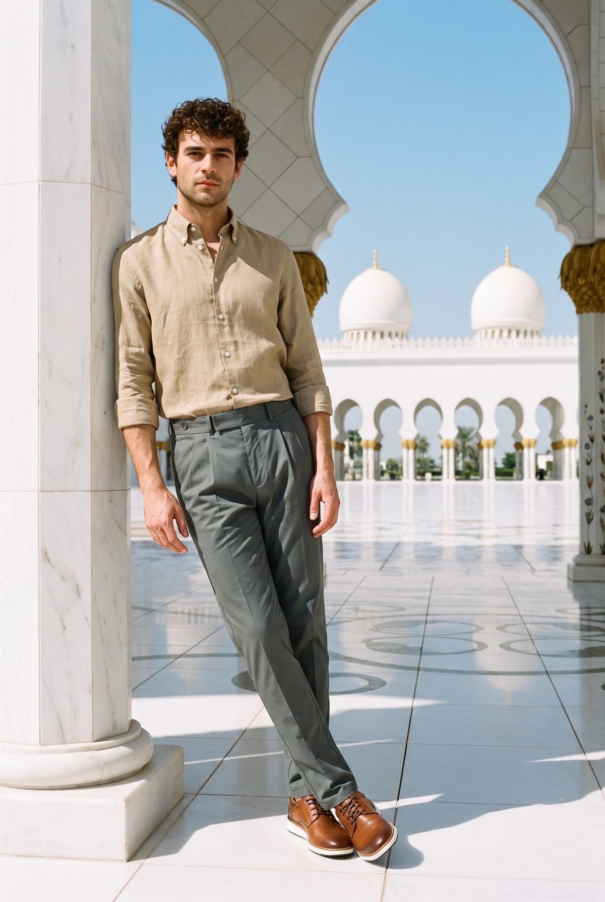Look #1020 styled with Camisa de hombre de lino puro color beige oscuro, manga larga, con botones, ideal para el verano.