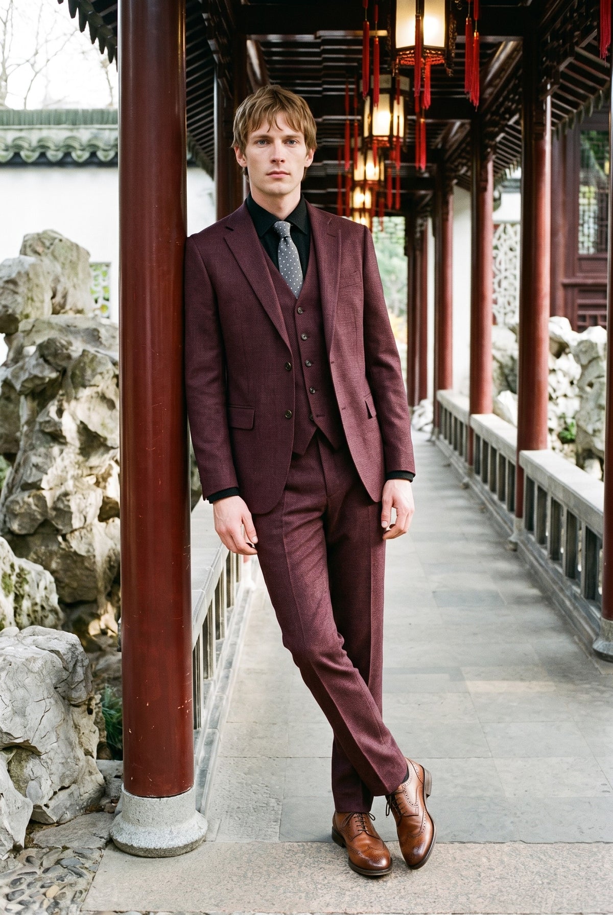 Look #237 styled with Caridi - Traje de tres piezas a cuadros color burdeos para hombre