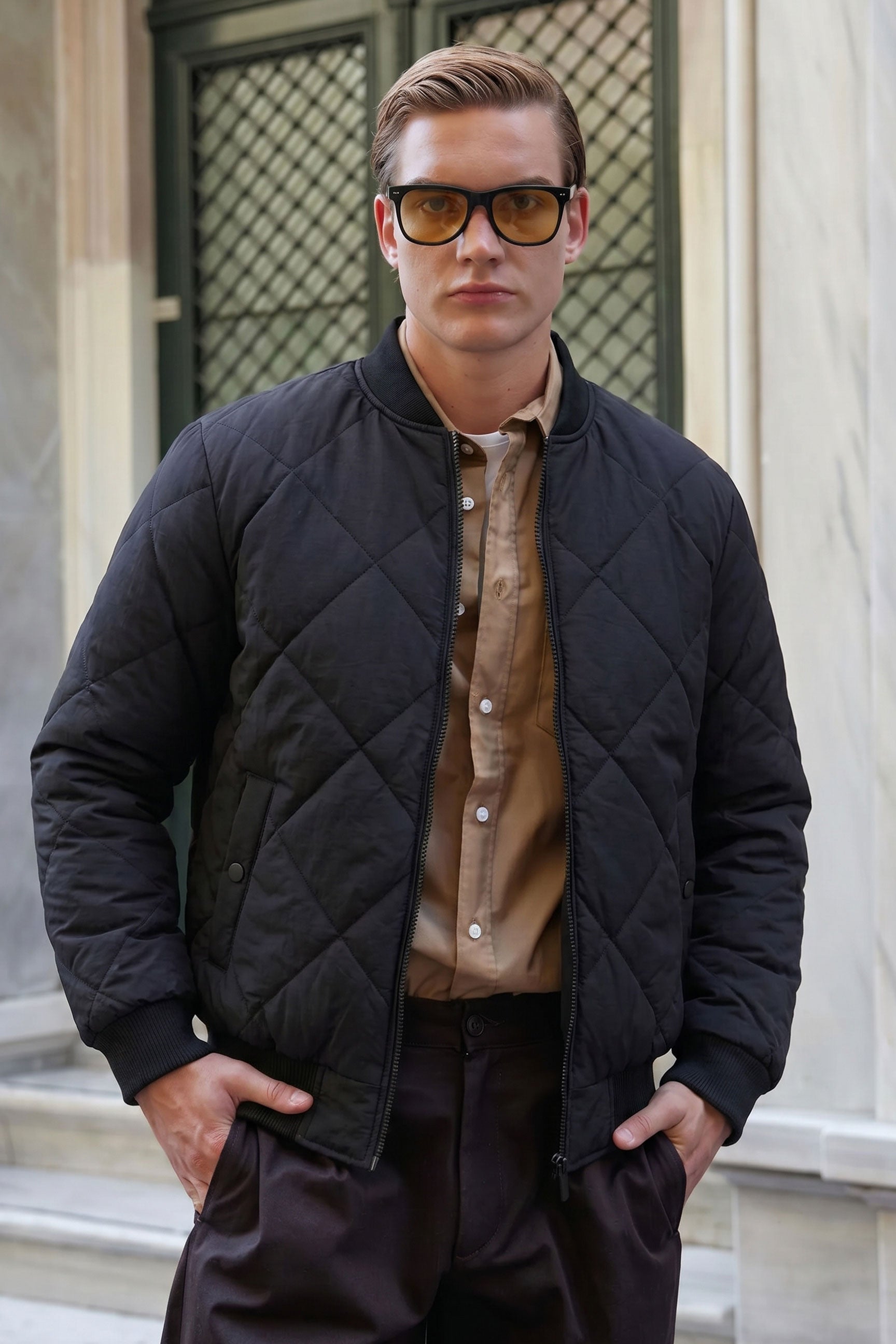Chaqueta bomber acolchada ligera reversible 2 en 1 para hombre, color negro y beige.