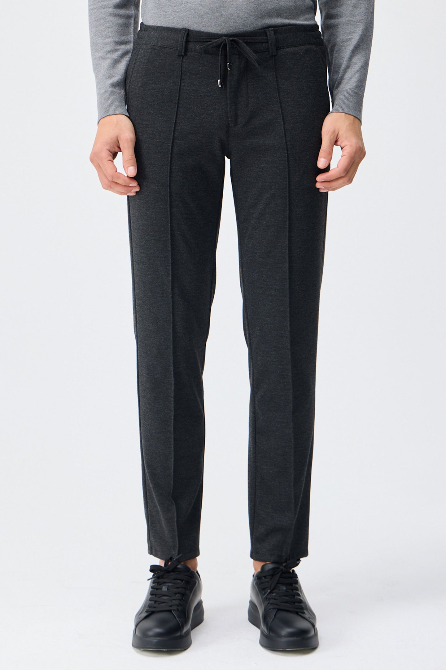 Pantalones elegantes de hombre color gris topo con cordón ajustable y corte entallado.