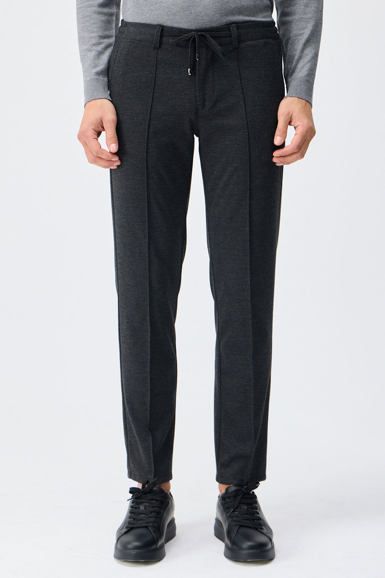 Pantalones elegantes de hombre color gris topo con cordón ajustable y corte entallado.