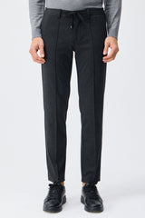 Traje elegante informal de hombre en jersey suave color carbón, chaqueta y pantalón.