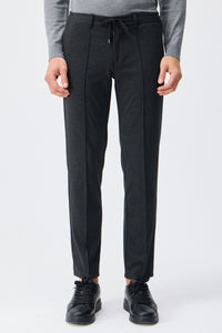 Traje elegante informal de hombre en jersey suave color carbón, chaqueta y pantalón.