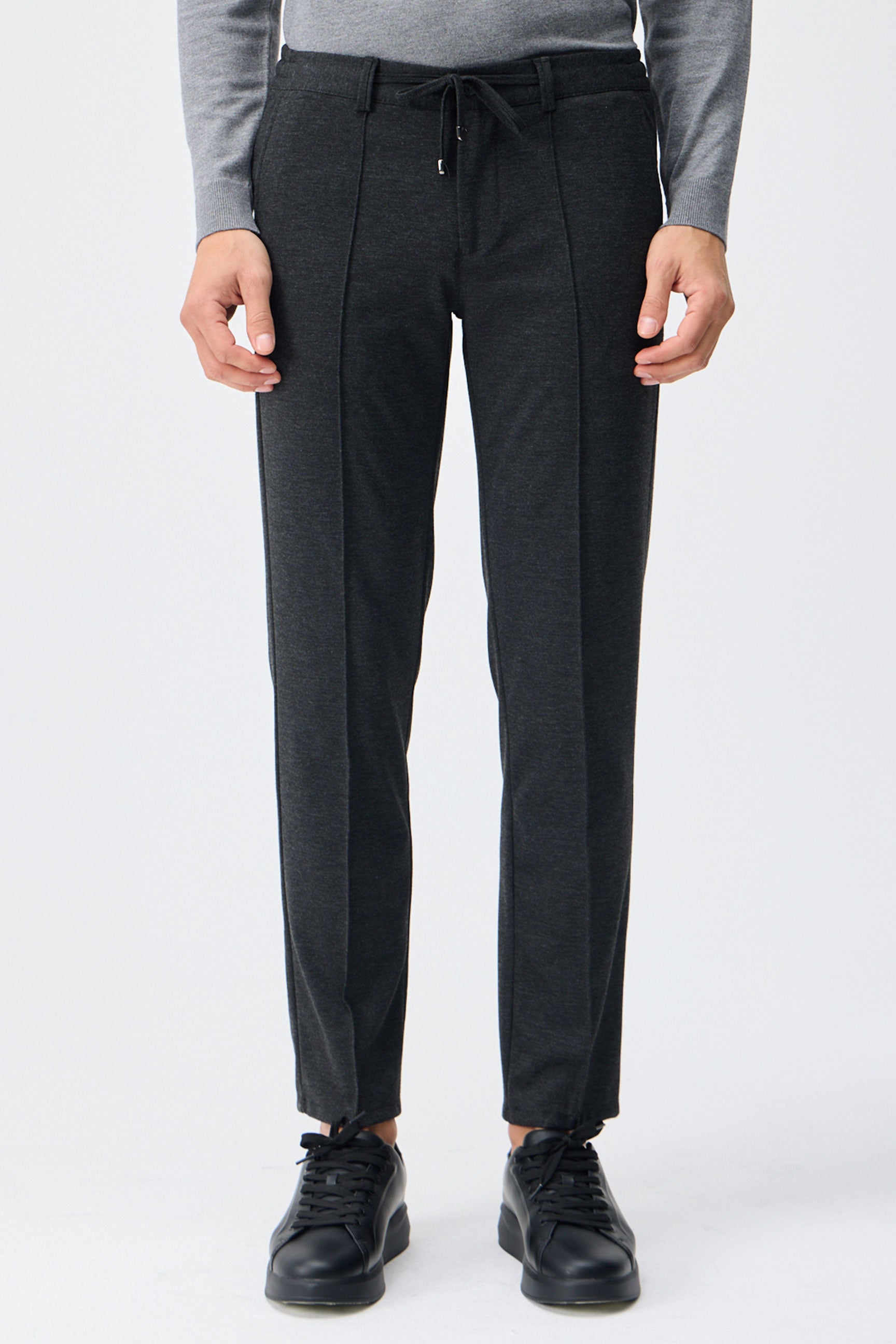 Traje elegante informal de hombre en jersey suave color carbón, chaqueta y pantalón.