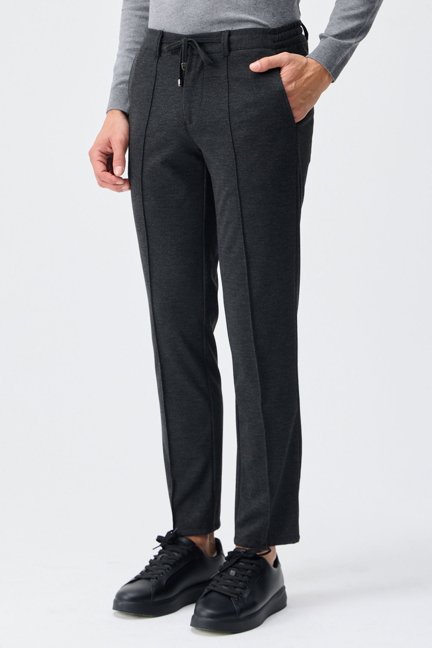 Pantalones elegantes de hombre color gris topo con cordón ajustable y corte entallado.