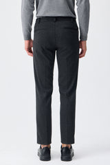Traje elegante informal de hombre en jersey suave color carbón, chaqueta y pantalón.